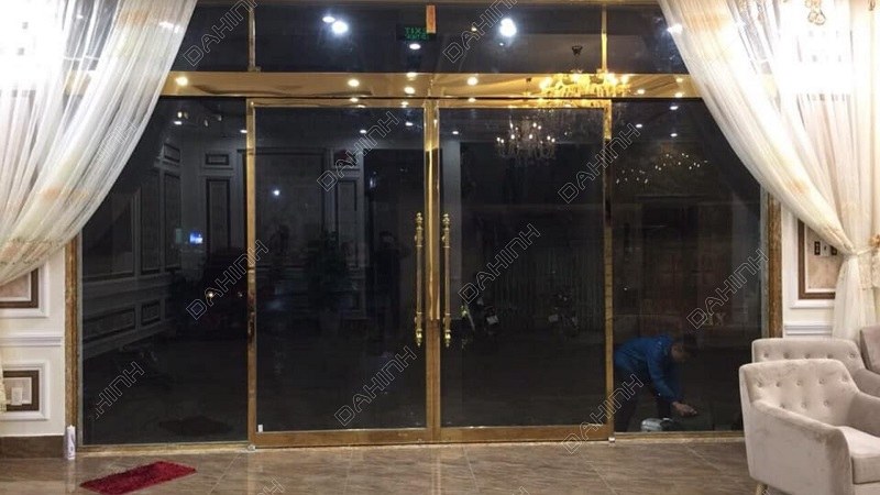 Gia công cửa inox mạ vàng PVD sang trọng, đẳng cấp
