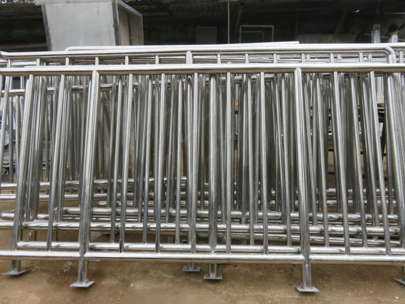 Cầu thang inox được gia công từ inox 304 gia-cong-cau-thang-lan-can-inox-2