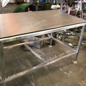 gia-cong-ban-thao-tac-ban-inox-tai-da-hinh