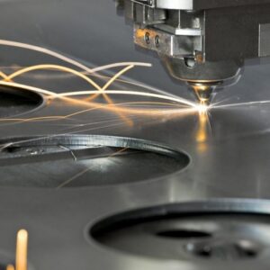 Cắt thép bằng phương pháp laser.
