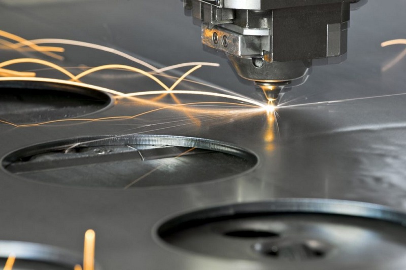 Cắt thép bằng phương pháp laser.