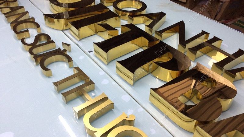 Chữ kim loại có tính thẩm mỹ tuyệt vời mà các loại vật liệu khác không có được