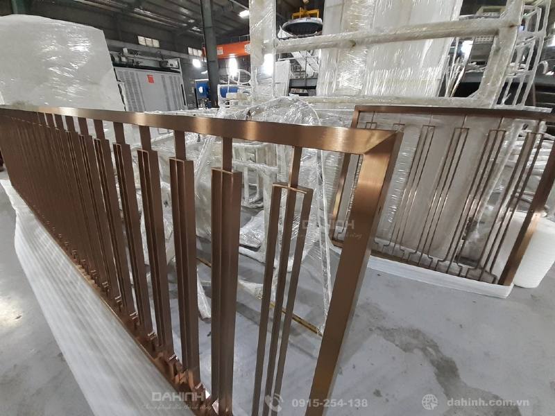 gia công lan can cầu thang inox mạ đồng