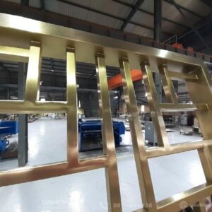 Gia-cong-vach-ngan-inox-mang-vang-tai-ha-noi